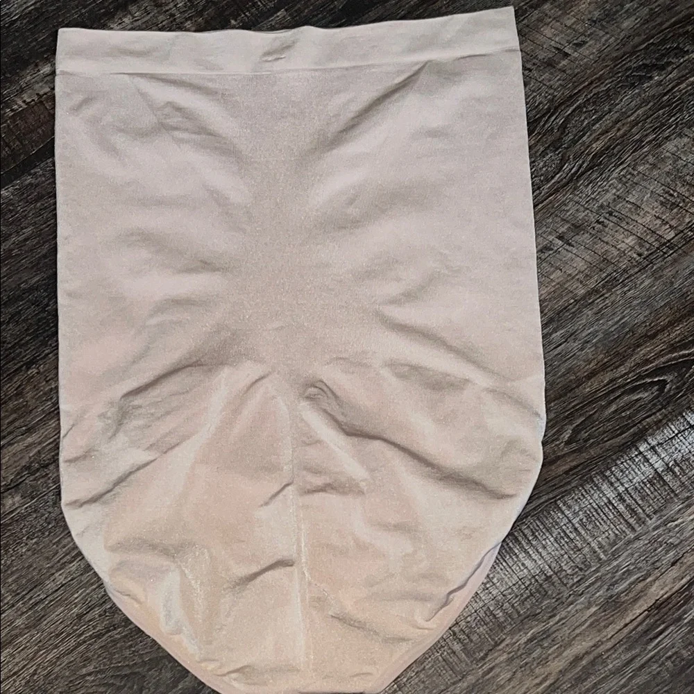 SPANX smooths shapes